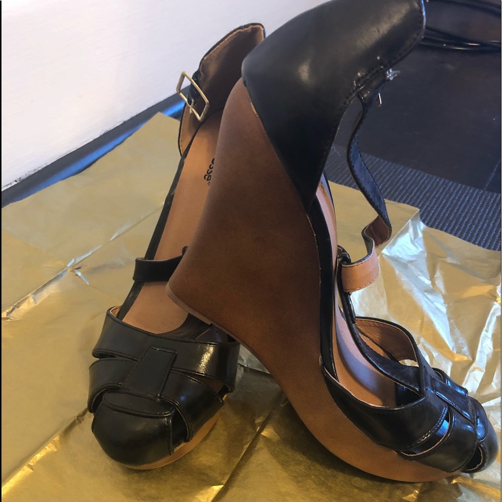 Wedge close toe shoes